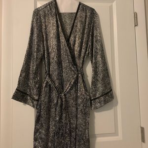 Beautiful robe with pockets and inside and outside ties to secure robe.